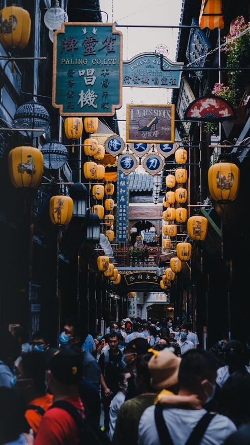 Calle concurrida con muchas personas caminando y disfrutando del ambiente urbano de China.