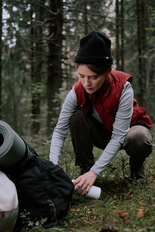 Mujer acampando en un bosque en China