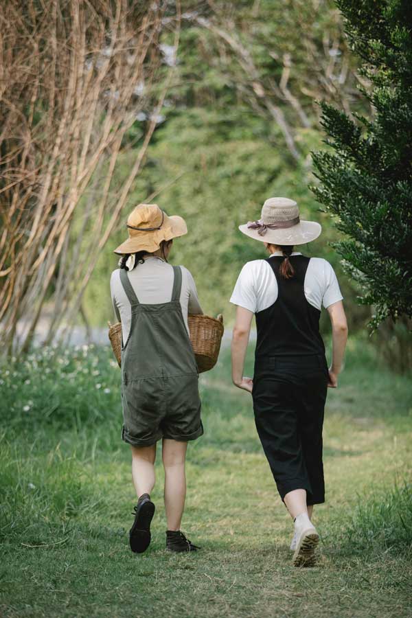 Dos personas caminando en un sendero en China