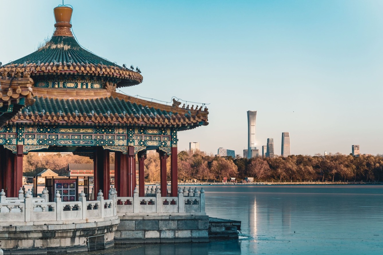 Vista de la Ciudad Prohibida en Pekín, un icónico atractivo turístico lleno de historia y arquitectura impresionante.